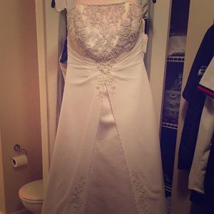 Strapless wedding dress